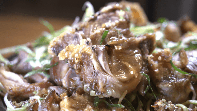 Fried pork trotters with green onions