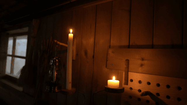 어두운 작업실에서 빛나는 촛불