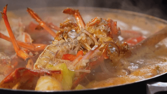 냄비에서 끓고 있는 크레이피시 찌개