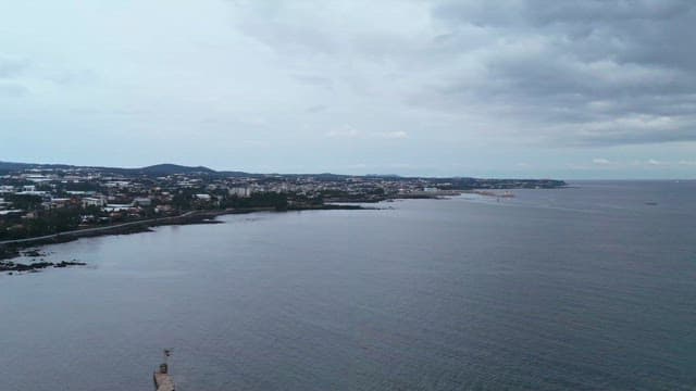 흐린 하늘과 해안 도시 풍경