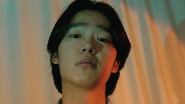 다채로운 조명 속에서 비웃는 남성