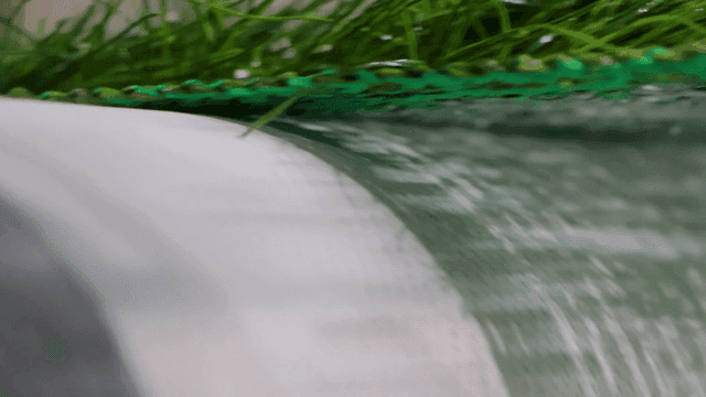 기계 위에서 제조 중인 인조잔디