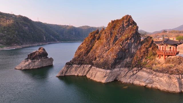 바위가 있는 경치 좋은 강