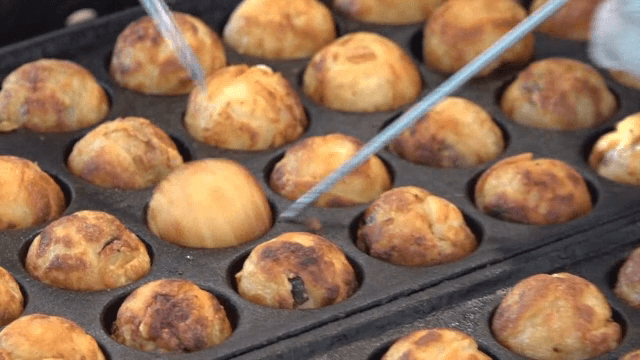 타코야키가 철판에서 요리되는 모습