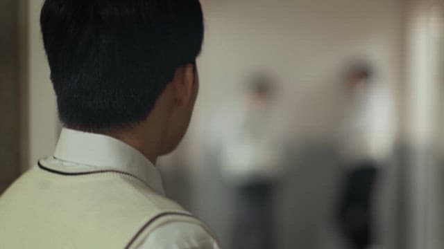 학교 복도의 친구들을 피해 돌아서는 학생