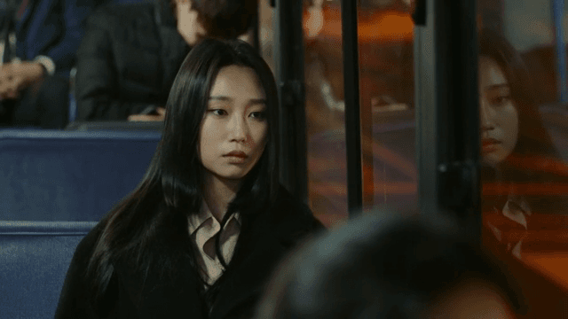 퇴근길 버스 안에서 생각에 잠긴 여성