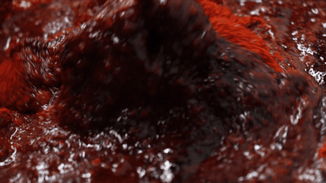 용기에 섞이는 매운 고추 양념