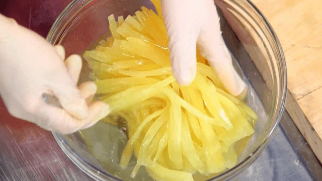 유리 그릇에서 단무지를 절이는 모습