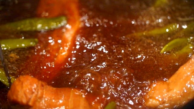 향신료가 들어간 육수로 삶는 돼지고기