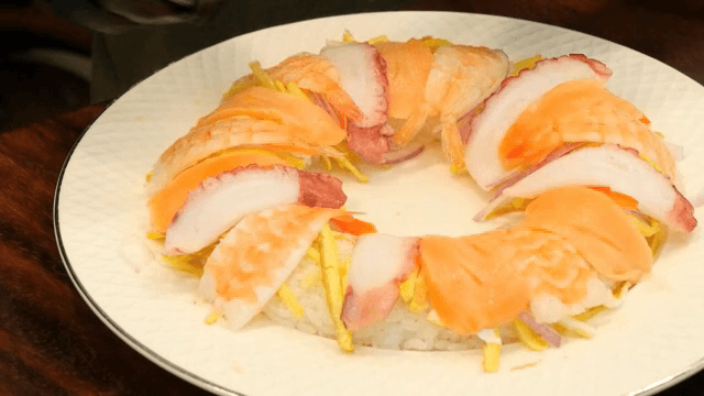 신선한 재료로 초밥 준비