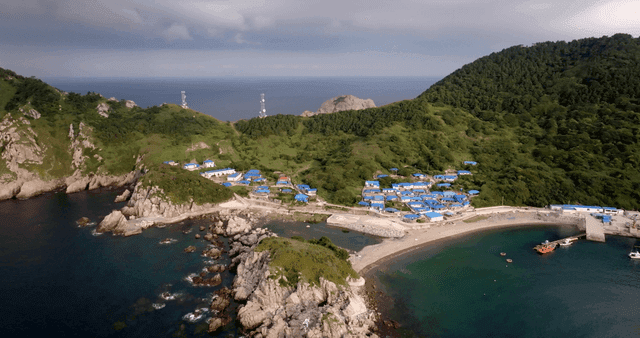 푸른 지붕의 해안 마을