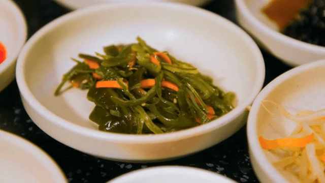 작은 그릇에 담긴 한국 반찬