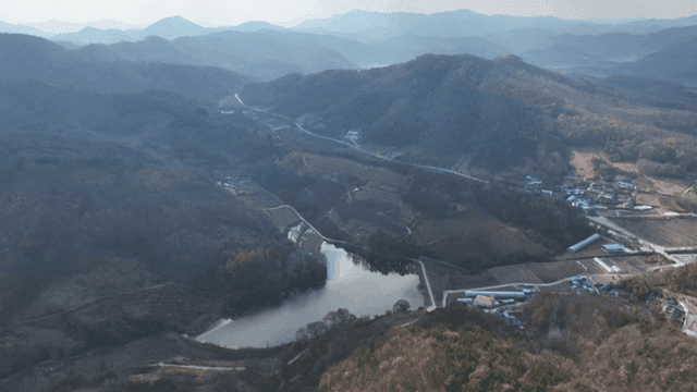 Tranquil lake view with mountains