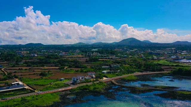 맑고 푸른 바다 옆 평화로운 해안 농경지