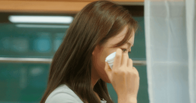 약통을 잡고 고민하는 여학생