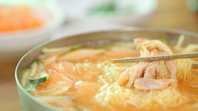 먹음직스러운 닭냉국수 한 젓가락