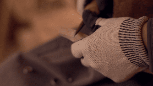 정교하게 나무를 조각하는 손