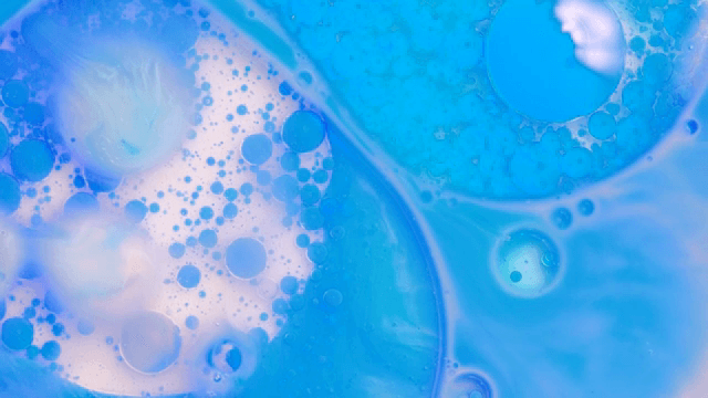 파란색과 흰색 액체가 혼합되는 추상적인 패턴