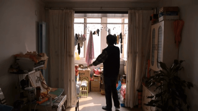 실내에 걸려있는 빨래는 확인하는 사람