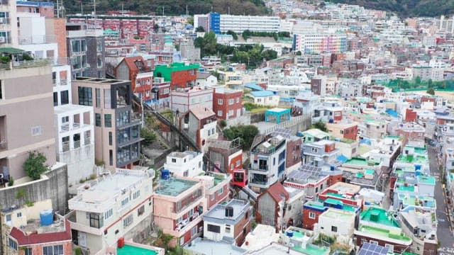 주택단지가 밀집한 초량 이바구길 사이를 지나가는 모노레일