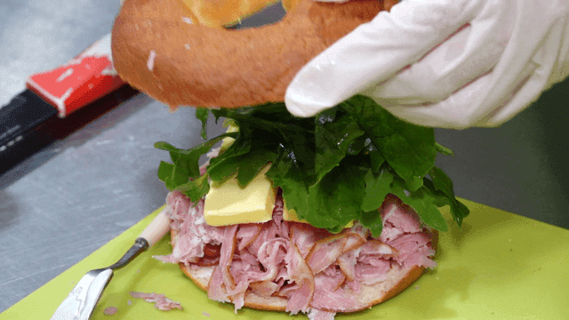 루꼴라를 올려 빵을 덮는 샌드위치