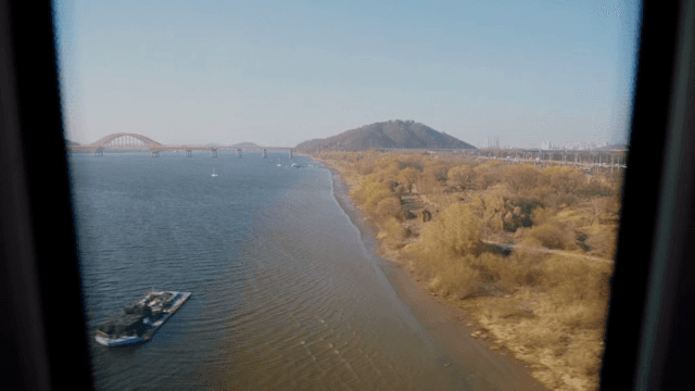 다리와 먼 산이 있는 강