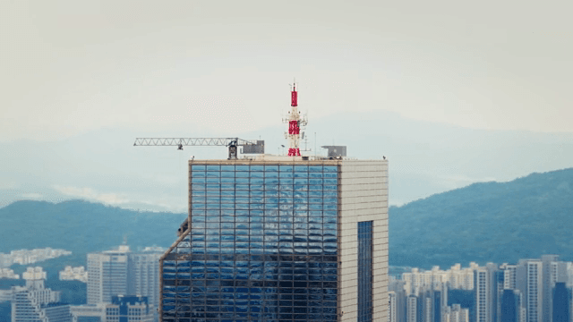 크레인과 산이 있는 높은 건물