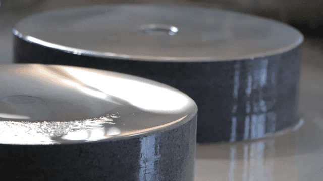 매끄럽게 절단된 원통형 현무암