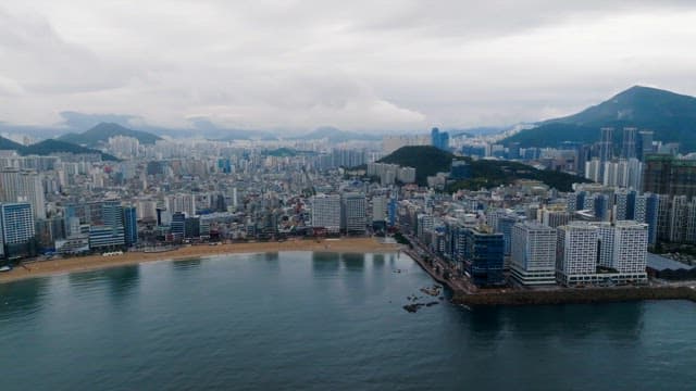 산 배경의 현대적인 도시 풍경