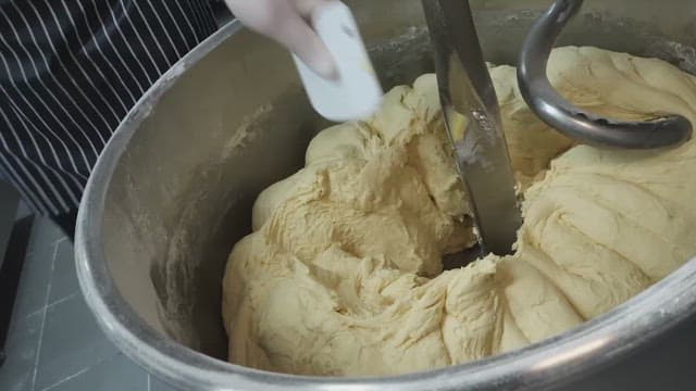 대형 산업용 믹서를 사용하여 반죽을 반죽하는 장면