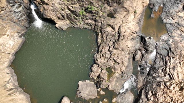 바위 절벽을 따라 흐르는 배런 폭포