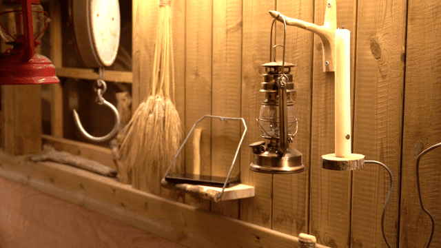 수제 휴대폰 나무 선반이 있는 빈티지한 실내 벽면