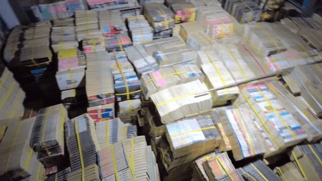 어두운 방에 쌓인 책들