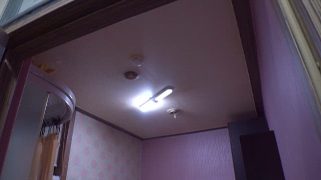 현대식 주거 시설의 빈 침실