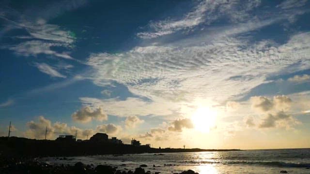 평화로운 바위 해안의 석양