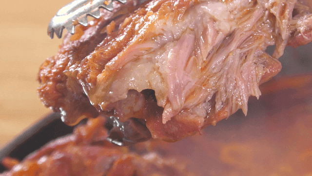 집게로 잡은 육즙 가득한 우거지 감자탕 고기