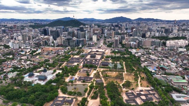 전통 궁궐이 있는 번화한 도시의 항공 뷰