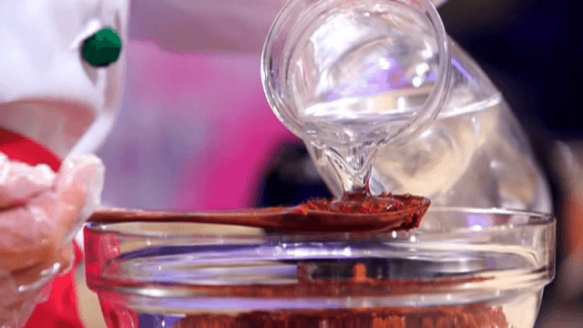 물엿을 넣어 양념을 만드는 모습