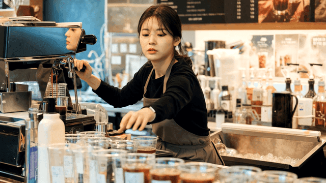 카페에서 많은 커피를 준비하는 바쁜 바리스타