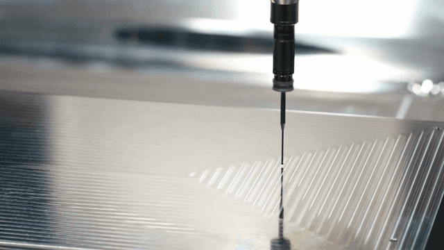 금속 표면 위에서 작동하는 기계