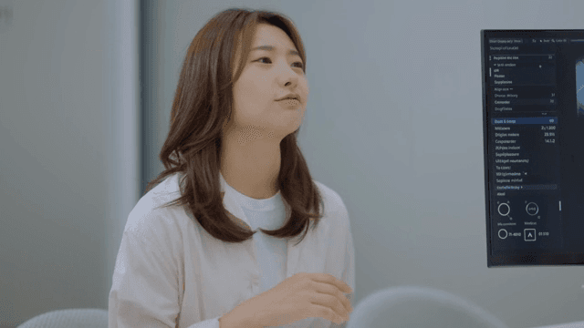 진료실에서 상담하는 환자