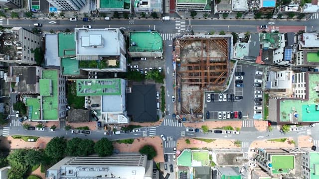 건물과 도로가 있는 도시의 전경