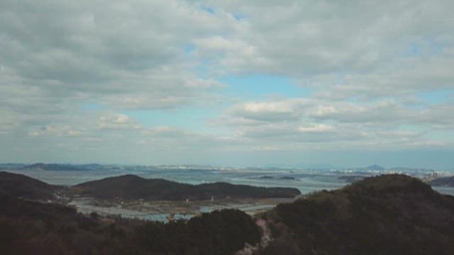 해안 풍경이 내려다보이는 산등성이