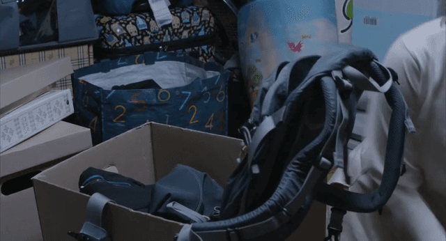 급하게 상자에 물건을 집어넣는 여성