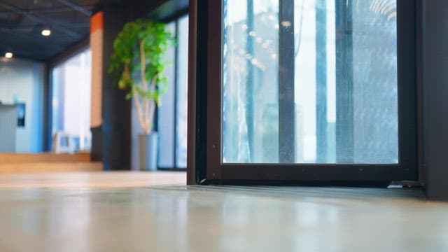 회전문을 통해 들어오는 사람