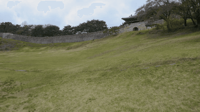 주변 녹지가 있는 역사적인 성곽