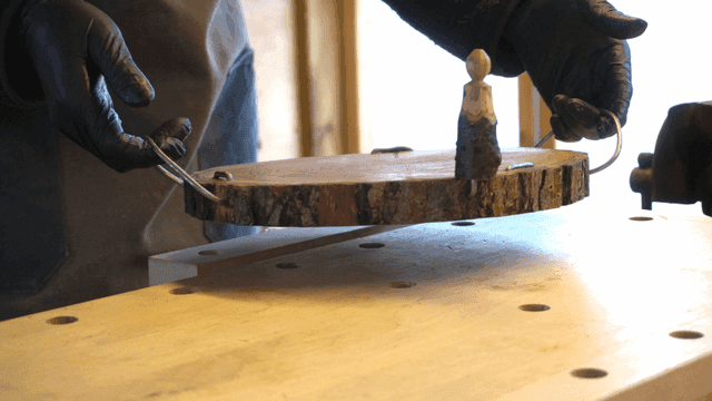 목재 트레이를 다루는 장인