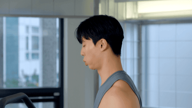 헬스장에서 러닝머신을 뛰는 젊은 남자