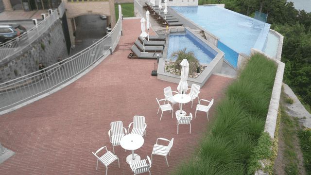 라운지 의자가 있는 야외 수영장