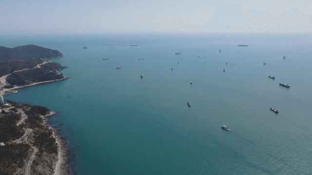 넓은 바다에 흩어진 배들